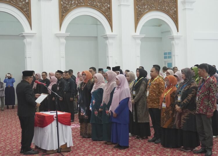 Wali Kota Ramlan Nurmatias mengukuhkan pengurus organisasi  Dekranasda, GOW, LKKS, Forikan Bukittinggi periode 2025-2030 pada Jumat, (15/8).