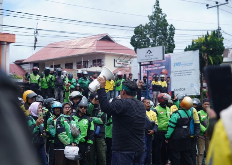 Aksi demo solidaritas untuk Affan Kurniawan digelar di Kota Bukittinggi pada Sabtu (30/8). (Foto: rianrnp)