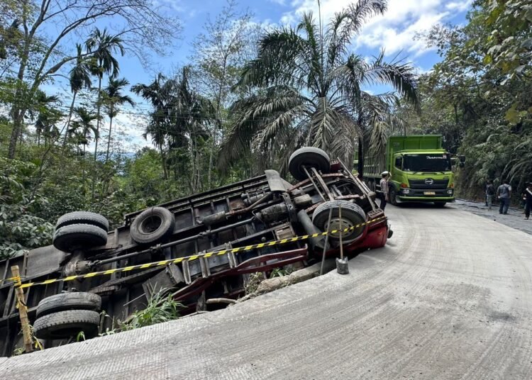 Truk terguling di Jalan Payakumbuh-Lintau, Nagari Labuah Gunuang, Sabtu (2/8).