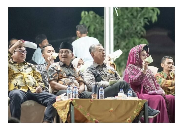 Bupati Khairunas hadiri silaturahmi dengan jajaran Universitas Baiturahmah sekaligus malam seni budaya dan KIM di RTH Solok Selatan, Sangir, Sabtu (23/8).