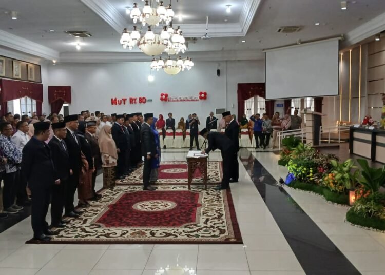 Gubernur Mahyeldi melantik dan mengambil sumpah jabatan 15 pejabat pimpinan tinggi pratama di lingkungan Pemerintah Provinsi Sumbar, Sabtu (23/8).