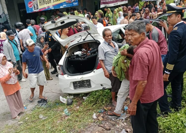 Minibus berisi pelajar SMA10 Padang tertabrak kereta api di Padang, Kamis (21/8).