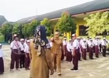 Viral! Oknum Guru SD Diduga Hendak Cekik Siswa Saat Upacara, Para Murid Bubar Ketakutan