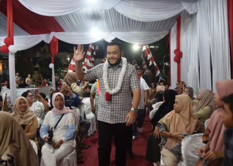 Wali Kota Padang Fadly Amran hadiri puncak perayaan HUT RI ke-80 yang digelar di Gerbang Jalur II Komplek Indah Pratama (KIP), Kelurahan Surau Gadang, Kecamatan Nanggalo, Sabtu malam (23/8).