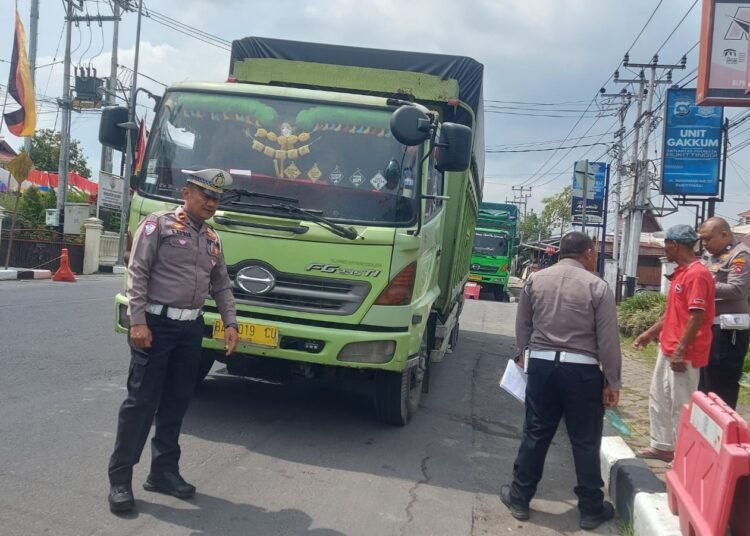 Personil Polresta Bukittinggi cek TKP kecelakaan maut yang tewaskan pemotor di Simpang Geregeh Bukittinggi, Kamis (28/8)