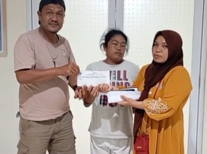 Organisasi Aksi Solidaritas Piaman Laweh (ASPILA) menyerahkan bantuan biaya pengobatan nenek berinisial RD (60), korban dugaan penganiayaan.