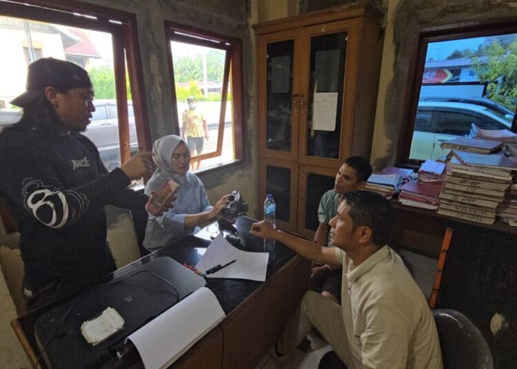 Pelaku menjalani pemeriksaan di Mapolres Padang Pariaman. Foto: IST