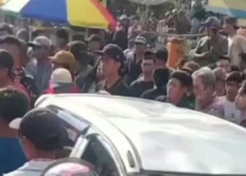 Viral! Mobil Rusak Diamuk Massa Usai Anak Teriaki Ayahnya “Maling”