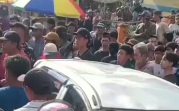 Tangkap layar video viral mobil rusak diamuk massa di Rejang Lebong, Bengkulu.