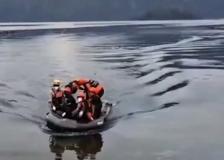 Evakuasi korban tenggelam di Danau Maninjau, Selasa (16/9). Foto: Basarnas Pasaman