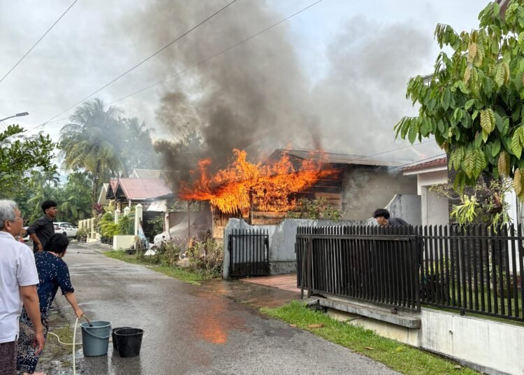 Kebakaran melanda satu unit rumah dan satu warung PMD di kawasan Perumahan Dosen Universitas Andalas, Kelurahan Limau Manis Selatan, Kecamatan Pauh, Kota Padang, Jumat (5/9/2025) sore.