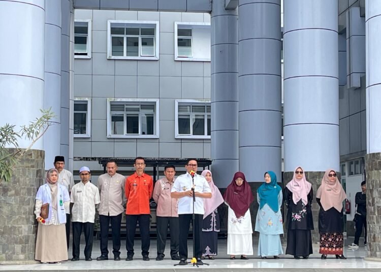 Wali Kota Bukittinggi, Ramlan Nurmatias, memimpin apel di RSUD Kota Bukittinggi, Selasa (30/9/2025).