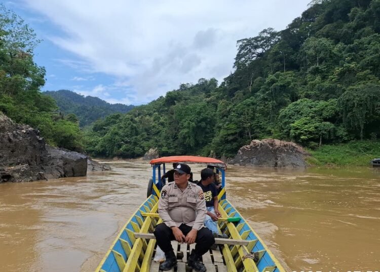 Polsek Hulu Kuantan menyisir aliran Sungai Batang Kuantan pada Kamis (4/9/2025) sebagai antisipasi tambang emas illegal. Foto: IST