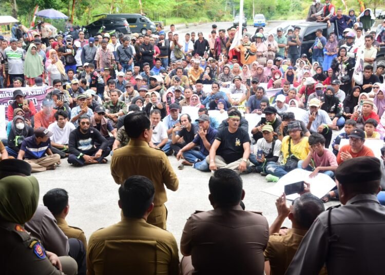 Bupati Padang Pariaman pada saat menemui masyarakat yang menyampaikan aspirasi terkait ganti rugi tanaman dan bangunan di kawasan Tarok City.