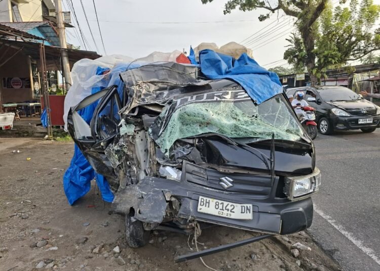 Kondisi mobil pikap usai kecelakaan di Jalan Raya kawasan Jorong Simpang Empat, Nagari Lingkuang Aua, Kecamatan Pasaman, Kabupaten Pasaman Barat, Rabu (24/9/2025) pagi. IST