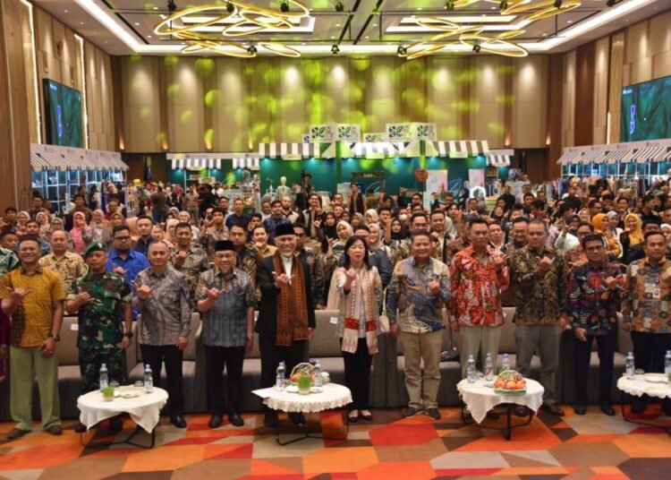 Wakil Wali Kota Padang Maigus Nasir didampingi Kepala Dinas Koperasi dan UKM Fauzan Ibnovi, menghadiri Closing Ceremony Sumbar Creative Ekonomi Festival (SCF) 2025, yang berlangsung di The ZHM Premier Hotel, Minggu (14/9/2025).
