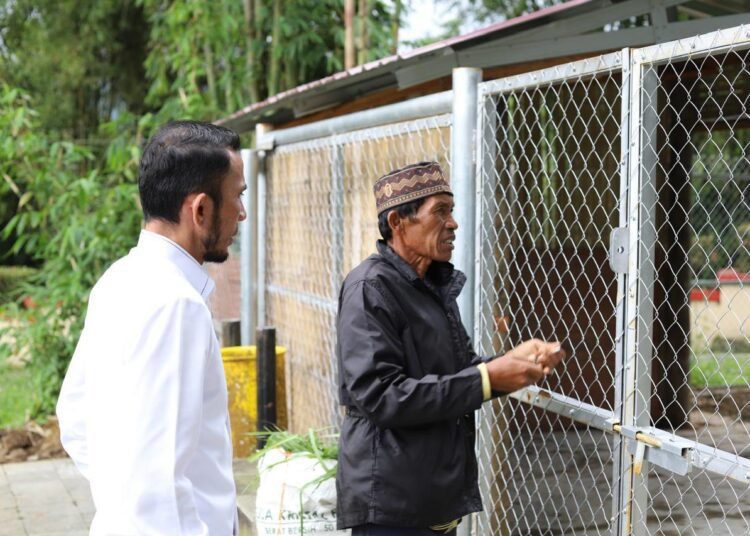 Wakil Wali Kota Padang, Allex Saputra, saat meninjau taman binatang, di Pusat Dokumentasi dan Informasi Kebudayaan Minangkabau (PDIKM), pada Jumat (12/9).