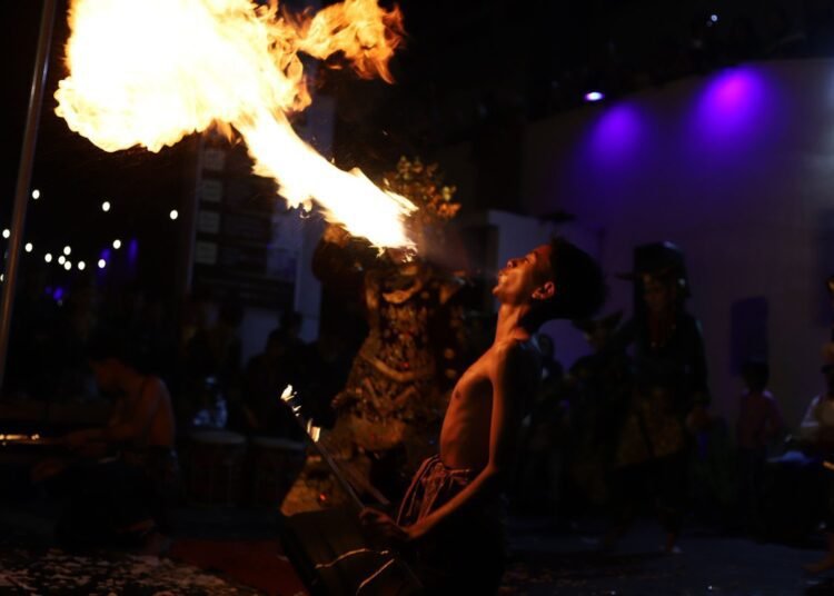 Komunitas Seni dan Budaya Sari Banilai dari Nagari Jaho, Kabupaten Tanah Datar tampilkan atraksi api di Simpang Empat Pasar Pusat Padang Panjang, Sabtu (14/9/2025).