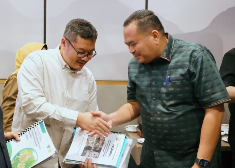 Wali Kota Pariaman Yota Balad menyerahkan proposal saat kunjugan menteri pertanian di Padang, Selasa (16/9/2025).
