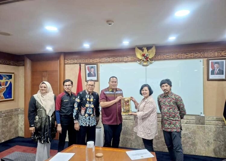Wali Kota Pariaman Yota Balad menyerahkan usulan berbagai program prioritas pengembangan pariwisata ke Kementerian Pariwisata dan Ekonomi Kreatif (Kemenparekraf RI), Jumat (19/9/2025)