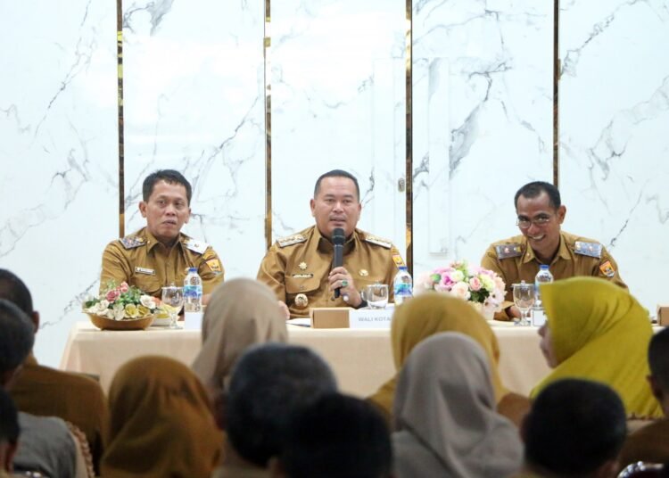 Wali Kota Pariaman Yota Balad memimpin rapat pembahasan dan penajaman program serta kegiatan perangkat daerah tahun 2026 di Pandopo Rumah Dinas Wali Kota Pariaman, Senin (16/9/2025).