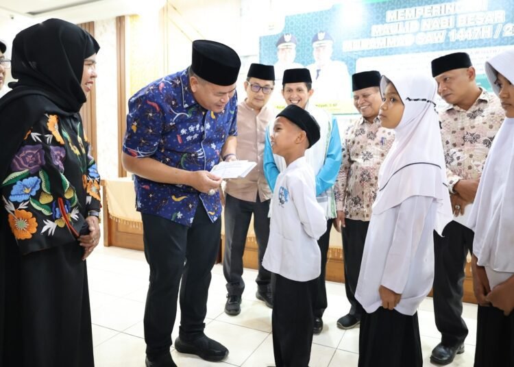 Wali Kota Pariaman, Yota Balad, menyerahkan infaq dari Guru dan Tenaga Kependidikan (GTK) kepada murid Sekolah Dasar (SD) di Balairung Pendopo Wali Kota Pariaman, Jumat (12/9).