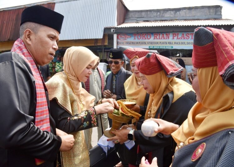 Wakil Wali Kota Pariaman, Mulyadi, menghadiri Pengukuhan Bundo Kanduang Kelurahan Pasir periode 2025–2029, di halaman Kantor Lurah Pasir, Kecamatan Pariaman Tengah, Sabtu (20/9/2025).