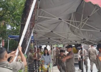 Satpol PP Tertibkan PKL yang Gunakan Trotoar dan Badan Jalan di Padang