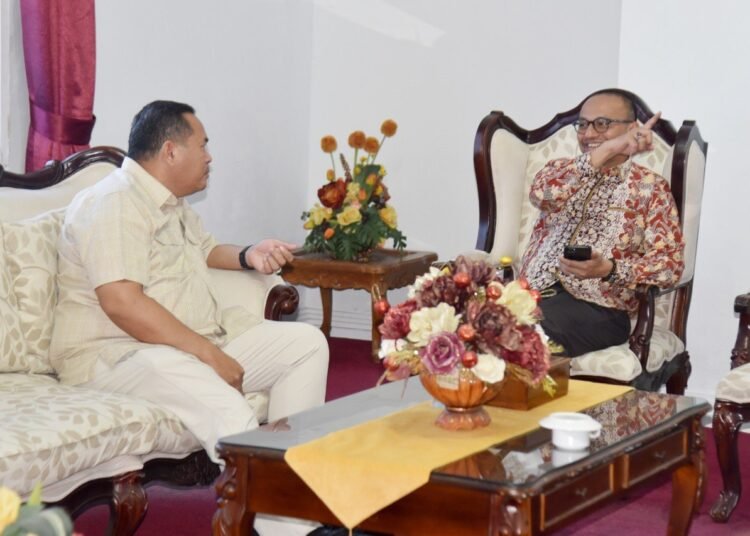 Wali Kota Pariaman Yota Balad melakukan pertemuan informal dengan Dirjen PKP, Dr. Imran, untuk membahas teknis kerja sama dan potensi sinergi program pembangunan perumahan di Kota Pariaman, Jumat (26/9/2025).