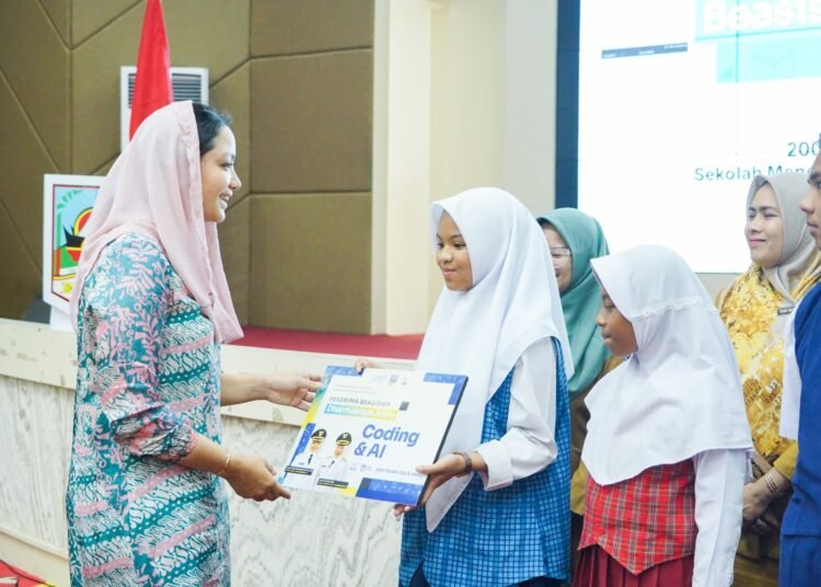 Bupati Annisa resmi meluncurkan Program Beasiswa Dharmasraya Juara 2025 yang diberikan kepada 2.000 siswa serta pelatihan kepada 30 guru SD dan SMP negeri-swasta di Kabupaten Dharmasraya, Pulau Punjung, Senin (29/9/2025).