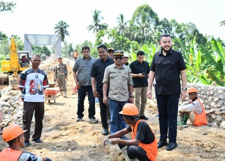 Wali Kota Padang, Fadly Amran, melakukan kunjungan ke lokasi proyek pembangunan oprit jembatan dan pemasangan batu beronjong di Batipuh Panjang, Kecamatan Koto Tangah, Sabtu (27/9/2025).