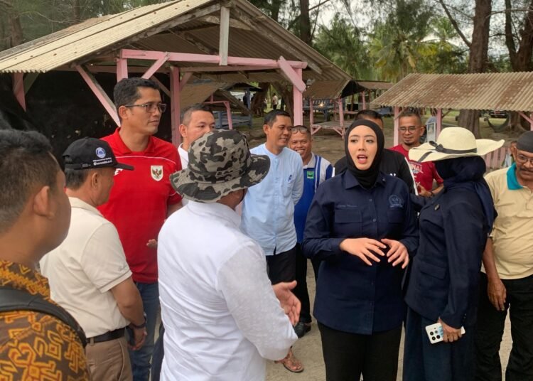 Sekretaris Daerah Padang Pariaman, Rudy Repenaldi Rilis, saat mendampingi Anggota Komisi IV DPR RI, Cindy Monica Salsabila, meninjau lokasi pembangunan Kampung Nelayan Merah Putih di Nagari Katapiang, Kecamatan Batang Anai, Jumat (19/9/2025) sore.