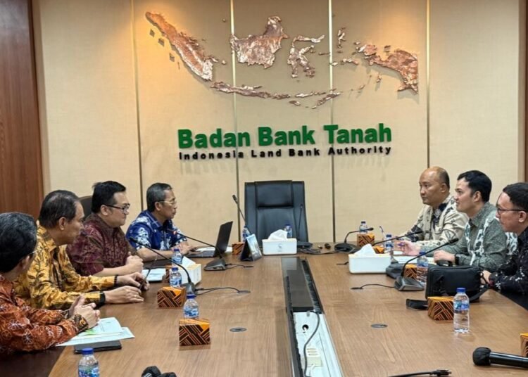 Wakil Bupati Padang Pariaman, Rahmat Hidayat, melakukan audiensi dengan Sekretaris Badan Bank Tanah, Jarot Wahyu Wibowo, beserta jajaran di Kantor Badan Bank Tanah Jakarta, Jumat (26/9).