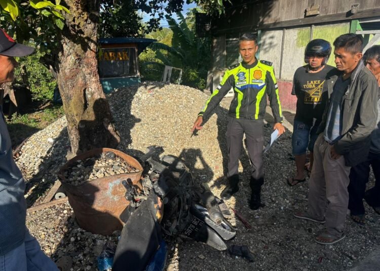 Sepeda motor yang dikendarai dua pelajar ringsek parah usai ditabrak truk di Jalan Solok–Padang, Jorong Aro, Nagari Talang, Kecamatan Gunung Talang, Solok, Jumat (12/9/2025) sore.