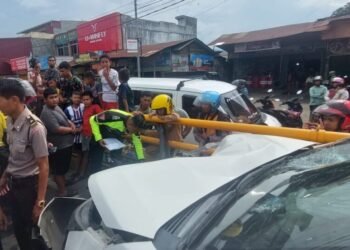 Detik-Detik Kecelakaan Beruntun di Bukittinggi: Toyota Rush Tabrak Xpander dan Sepeda Motor