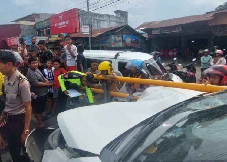 Polisi melakukan olah TKP kecelakaan beruntun di Jalan Raya Flyover Bypass Aur Kuning, Kota Bukittinggi, Sabtu (20/9/2025).