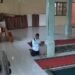 Video: Aksi Pencurian Kotak Amal Masjid di Padang Pariaman Terekam CCTV