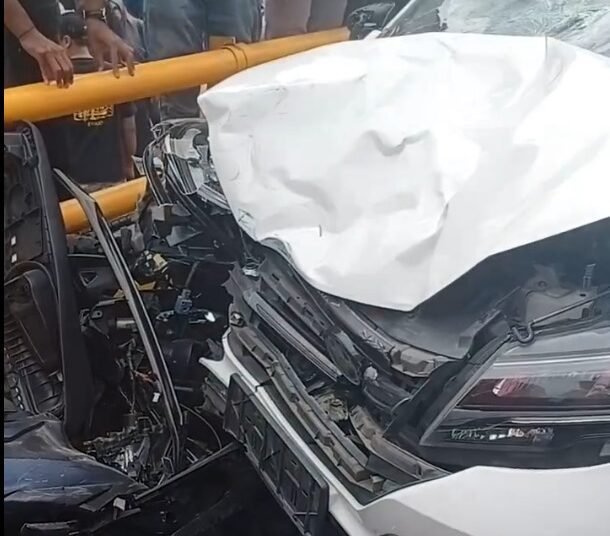 Kecelakaan lalu lintas terjadi di fly over Bukittinggi, melibatkan minibus dan sepeda motor.