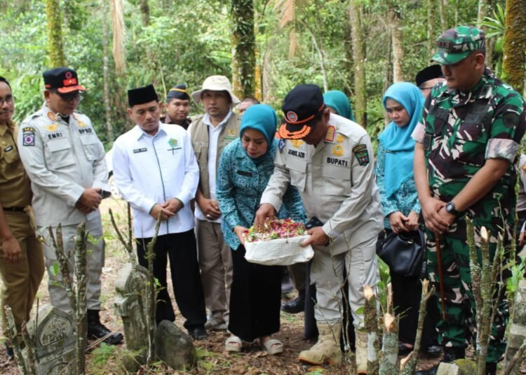 Pemerintah Kabupaten (Pemko) Padang Pariaman menggelar Apel Siaga Bencana di Tugu Gempa Lubuak Laweh, Nagari Tandikek Utara, Kecamatan Patamuan, Selasa (30/9/2025).