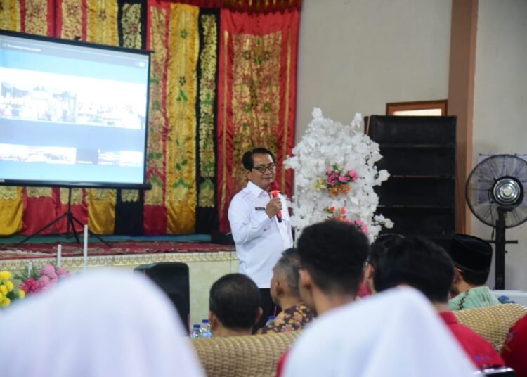 Bupati Padang Pariaman, John Kenedy Azis, saat menyampaikan komitmen Pemkab dalam mendukung program Keluarga Berencana dan Kesehatan Reproduksi (KBKR) pada kegiatan Intensifikasi dan Integrasi Pelayanan KBKR di Nagari Sungai Asam, 2x11 Enam Lingkung, Kamis (25/9/2025).