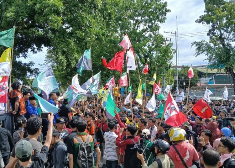 Ribuan demonstran dari berbagai elemen mulai padati kantor Dewan Perwakilan Rakyat Daerah (DPRD) Sumatera Barat, Senin (01/09/2025) sore.