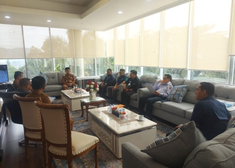 Wakil Wali Kota Bukittinggi, Ibnu Asis, saat menerima audiensi dari HI cabang Bukittinggi, di ruang kerjanya, Selasa (9/9).