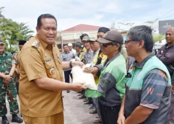 300 Tukang Ojek di Pariaman Terima Bantuan Beras Gratis dari Pemerintah Daerah