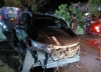 Tabrak Pohon hingga Tumbang, Pajero Sport di Padang Rusak Berat