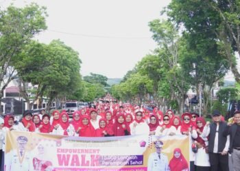 Wako Ibnu Asis Lepas Ribuan Perempuan dalam Jalan Sehat 10.000 Langkah di Bukittinggi