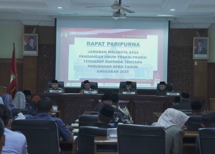 Rapat paripurna di Gedung DPRD Bukittinggi, Selasa (9/9).