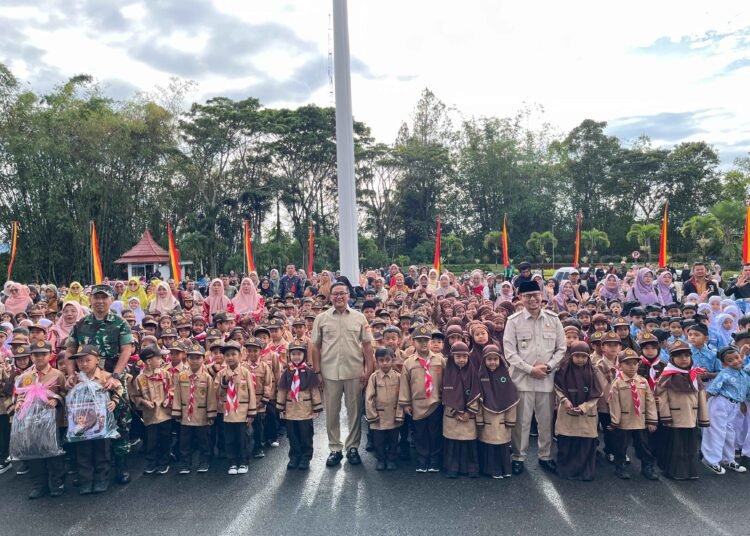 Wali Kota Bukittinggi, Ramlan Nurmatias, saat menyerahkan secara simbolis perlengkapan sekolah gratis kepada 1.846 siswa sekolah dasar (SD) di daerah tersebut, Kamis (11/9/2025)