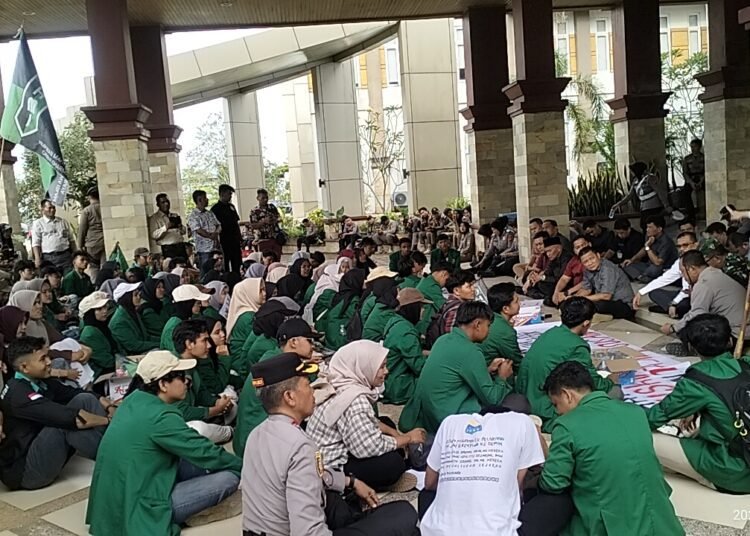Aliansi Mahasiswa Dharmasraya Bergerak, yang berjumlah sekitar 78 orang, melaksanakan aksi damai di halaman kantor DPRD setempat pada Senin (1/9/2025). Foto: Guspira Ardilla/Kabarminang.com