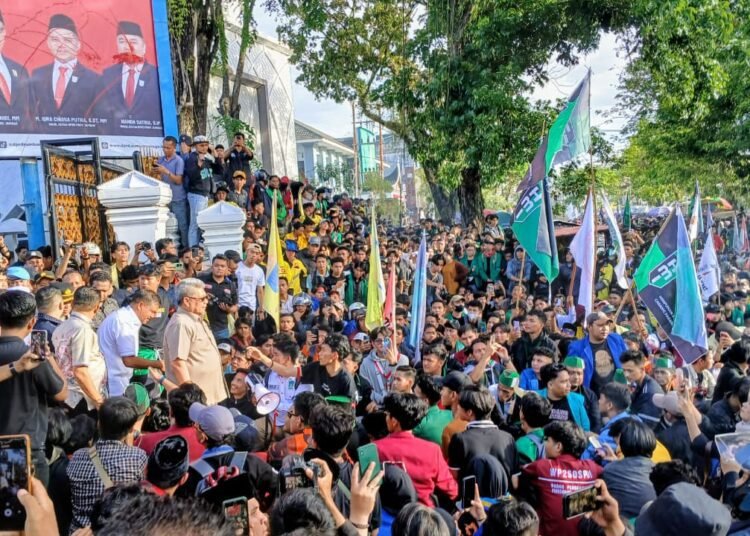 Ribuan mahasiswa berdemonstrasi di depan kantor DPRD tersebut pada Senin (1/9/2025). Foto: Dharma Harisa/Kabarminang.com