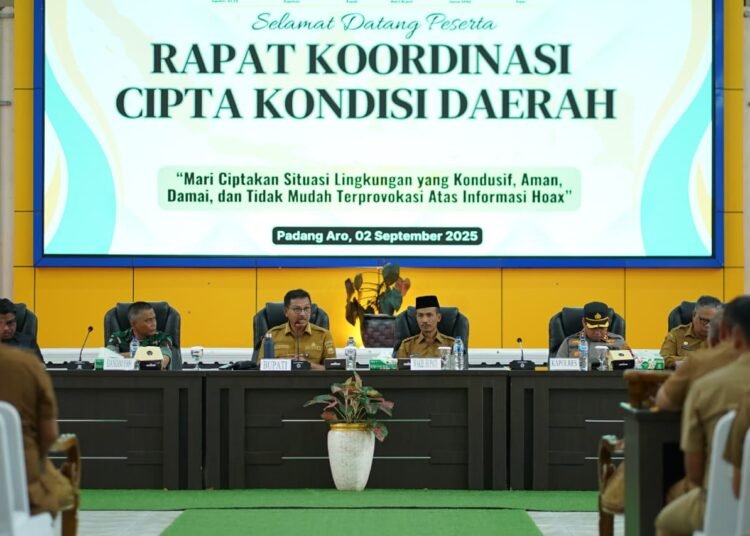 Bupati Solok Selatan, Khairunas, menggelar Rapat Koordinasi Cipta Kondisi Daerah bersama unsur Forkopimda Solok Selatan lainnya di Aula Sarantau Sasurambi Kantor Bupati Solok Selatan pada Selasa (2/9/2025). Foto: Pemkab Solok Selatan